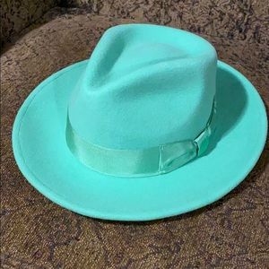 Men’s mint green felt fedora.  Size small.
